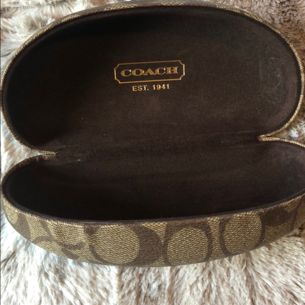 I’m selling a glasses case